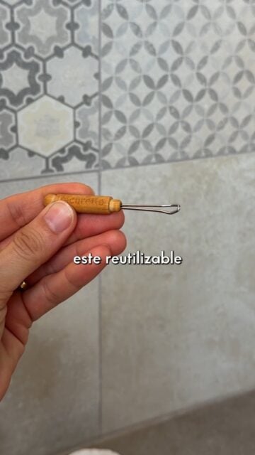Tres cosas que he dejado de comprar:
- Bastoncillos de plástico
- Discos desmaquillantes desechables
- Hilo dental convencional
Los he cambiado por un bastoncillo reutilizable, discos desmaquillantes reutilizables e hilo dental de seda.
¿Y tú, tienes alguno de estos? Encuéntralos en 📲 ceroresiduo.com
#ceroresiduo #zerowaste #bastoncillos #discosdesmaquillantes #hilodental