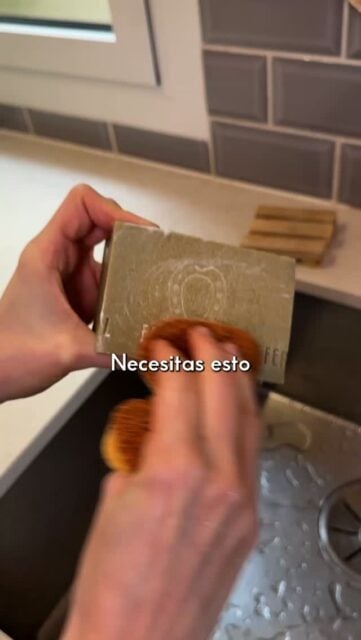 Necesitas el jabón de Marsella en tu casa 🧼
Una sola barra equivale a ocho pastillas y sustituye al gel, al jabón de manos, al de ropa y al limpiador multiusos. Es biodegradable y no tiene fragancias, colorantes ni conservantes. 
Si quieres limpiar tu casa y tu piel sin plástico ni tóxicos, entra en 📲 ceroresiduo.com.
Y tú, ¿conocías el jabón de Marsella? Si te gustaría que te enseñáramos cómo utilizarlo como detergente o multiusos, déjanos un comentario 💬
#ceroresiduo #zerowaste #jabondemarsella
