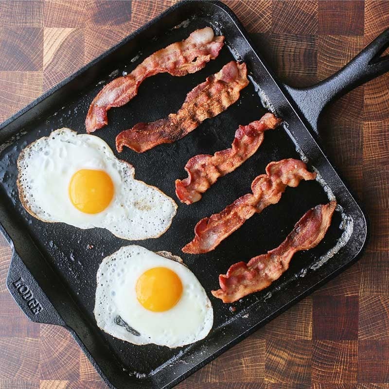 plancha de hierro fundido con mango lodge con huevos y bacon