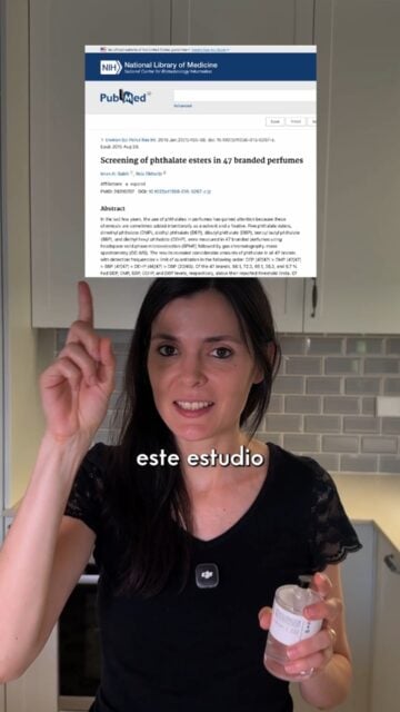 No te eches el perfume justo en el cuello. Te explico por qué 👀
Un estudio analizó 47 perfumes y en todos encontró ftalatos, que son unos químicos derivados del petróleo que se usan para que el olor aguante más y que actúan como disruptores hormonales. El problema del cuello es que es una de las zonas donde la piel más absorbe.
Si lo vas a seguir utilizando, evita el cuello, mejor en la ropa. Y si quieres ir un paso más allá, puedes probar estos dos sólidos que son los más naturales que tenemos.
Los tienes en 📲 ceroresiduo.com
🔗 Referencia: https://pubmed.ncbi.nlm.nih.gov/26310707/
#ceroresiduo #zerowaste #perfume #perfumesolido