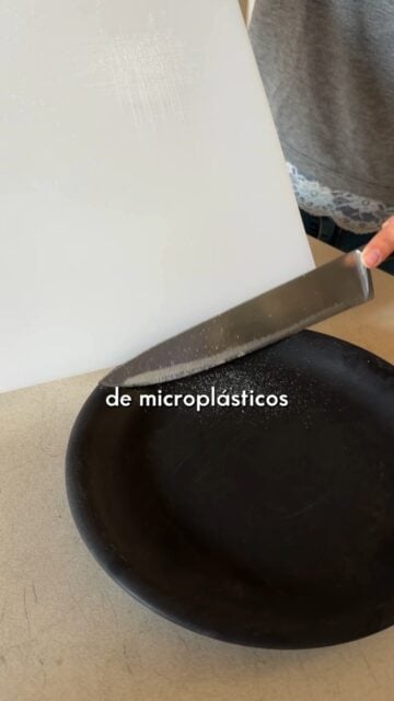 Hace 10 años dejé de usar plástico para cocinar ❌
Esto es todo lo que utilizo:
- Tabla de madera
- Utensilios de madera
- Sartenes de hierro y acero inoxidable
- Tuppers de cristal o de acero
Si quieres eliminar el plástico de tu cocina, entra en 📲 ceroresiduo.com
#ceroresiduo #zerowaste #tablademadera #utensiliosdemadera #sartendehierro #sartendeacero #tupperdecristal #tupperdeacero