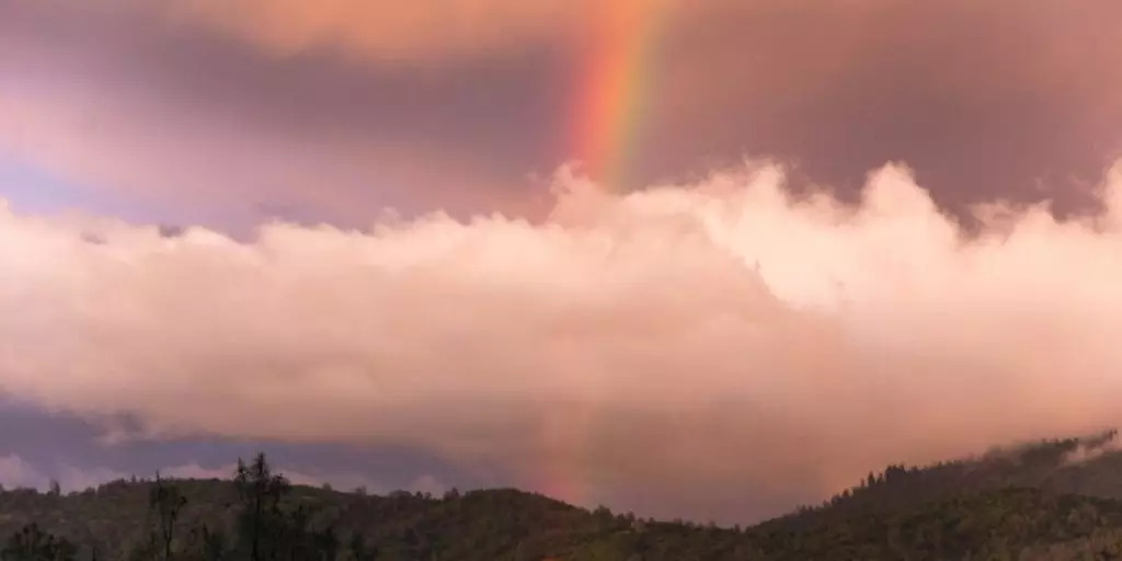 Arcoiris tras las nubes