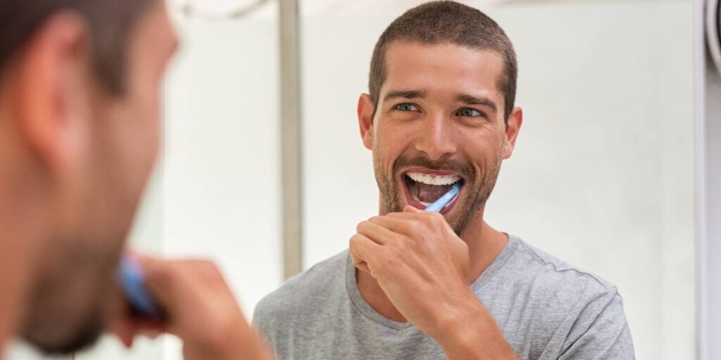 Cepillado correcto dientes ayuda eliminar mal aliento
