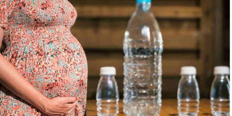 Embarazada Junto A Plásticos