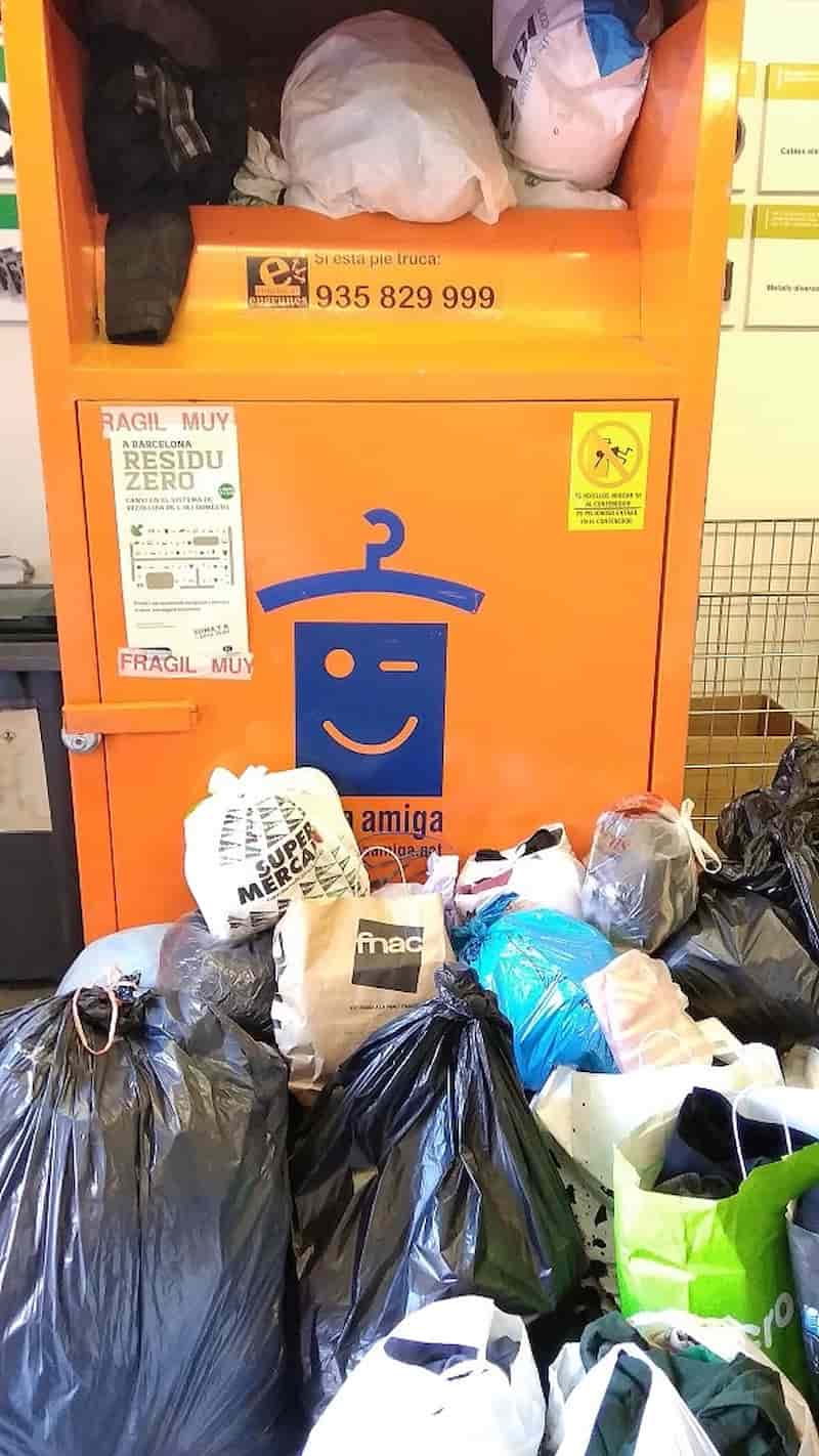 Foto contenedor de ropa desbordado