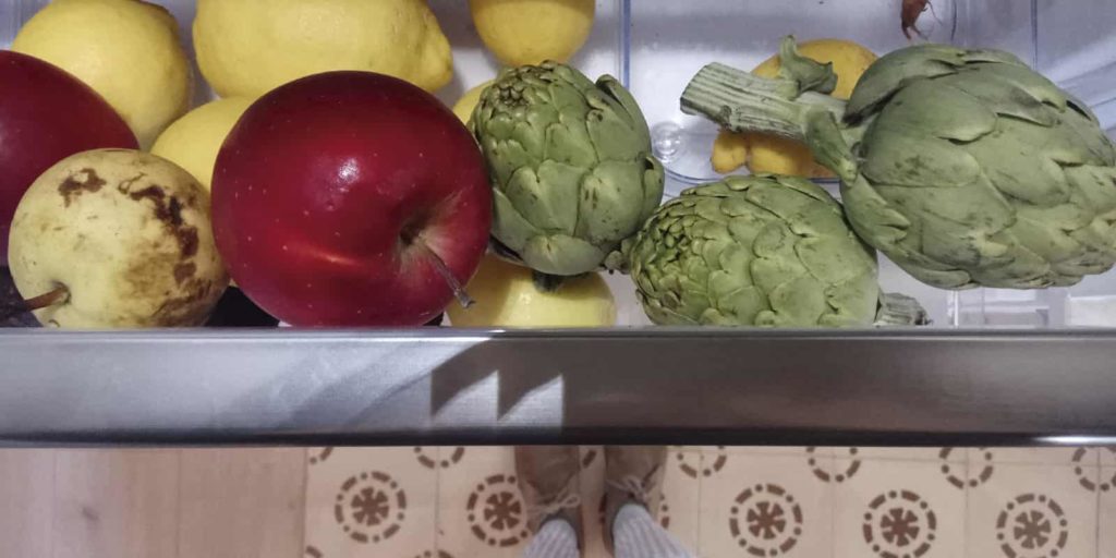 Frutas y verduras a granel en frigorífico