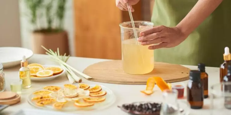 Mezclando ingredientes champú