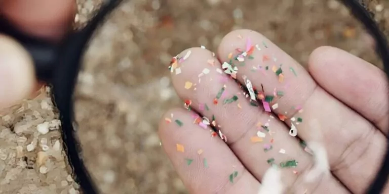 Microplástico en mano