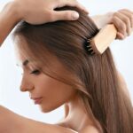 mujer dar brillo pelo