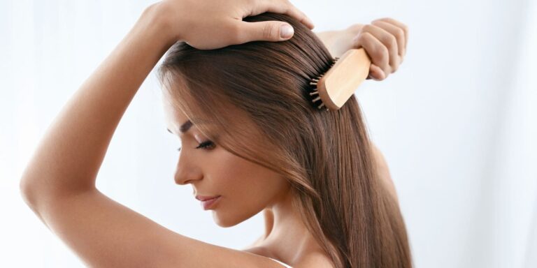 mujer dar brillo pelo