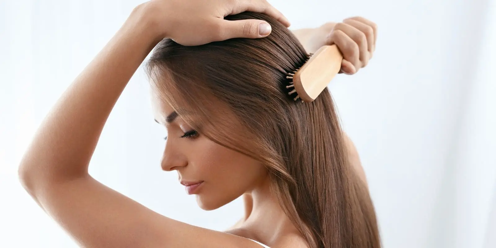 mujer dar brillo pelo