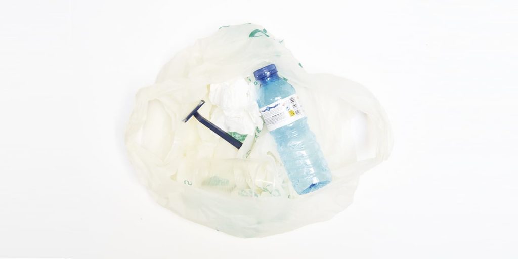 Consumibles plásticos, maquinilla, vaso, bolsa y botella de plástico