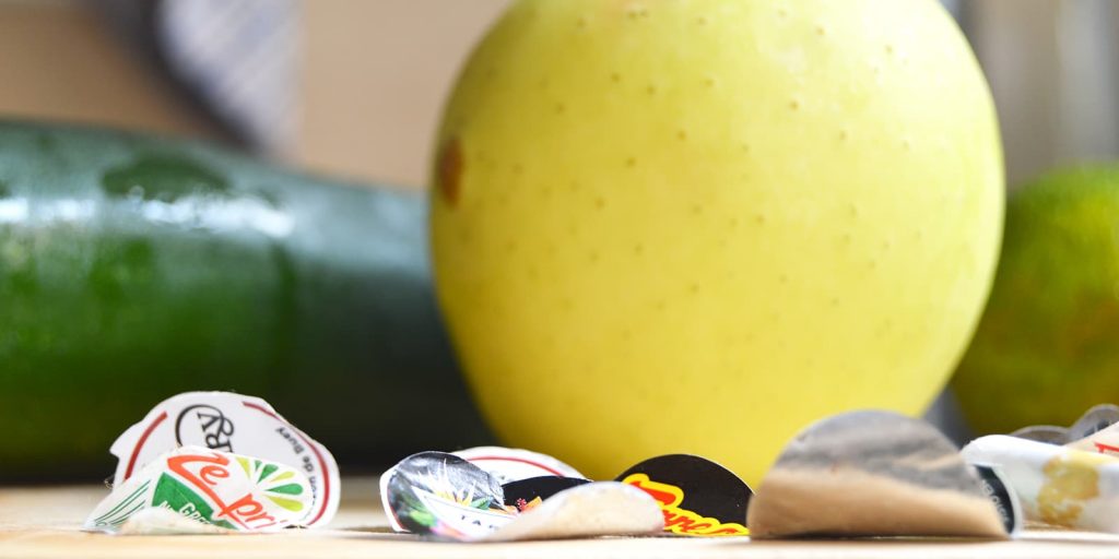 Reciclar etiquetas plástico frutas verduras misión imposible