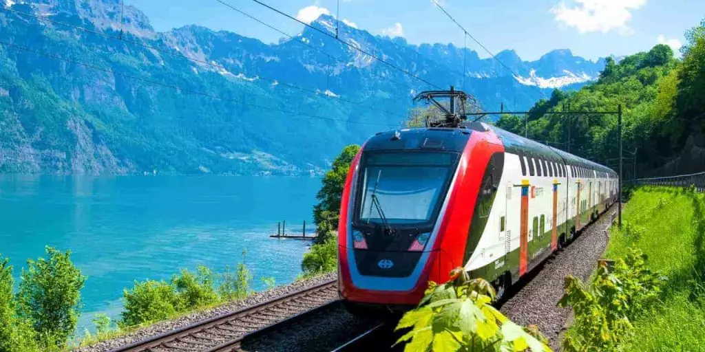 Tren en Lago en la Montaña
