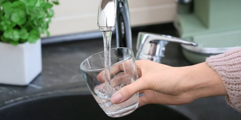 agua de grifo vs agua embotellada