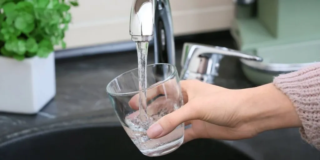 agua de grifo vs agua embotellada