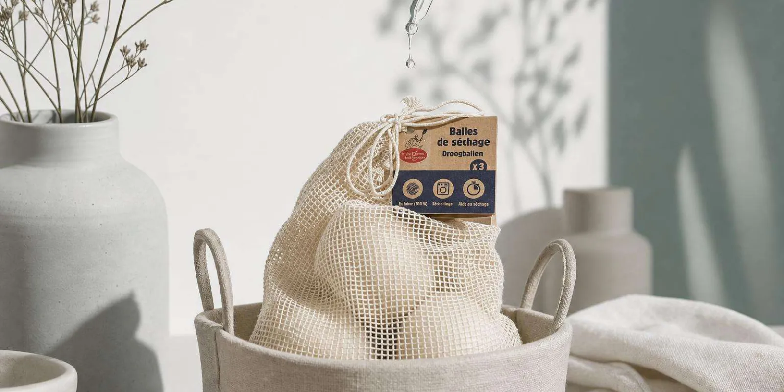 Bolas de secado de lana con gotas de aceite esencial como alternativa natural al suavizante casero