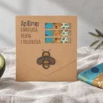 Medio aguacate envuelto en un envoltorio encerado sobre un mantel de lino