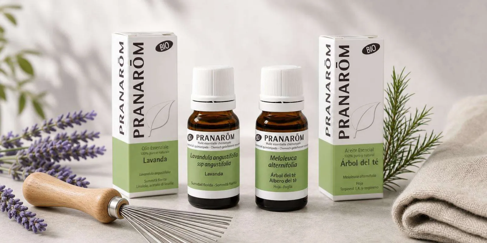 Peine de madera, aceite esencial de árbol de té y lavanda sobre lino para eliminar los piojos de forma natural