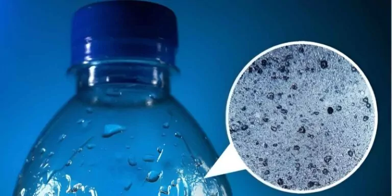 botella de agua con microplásticos