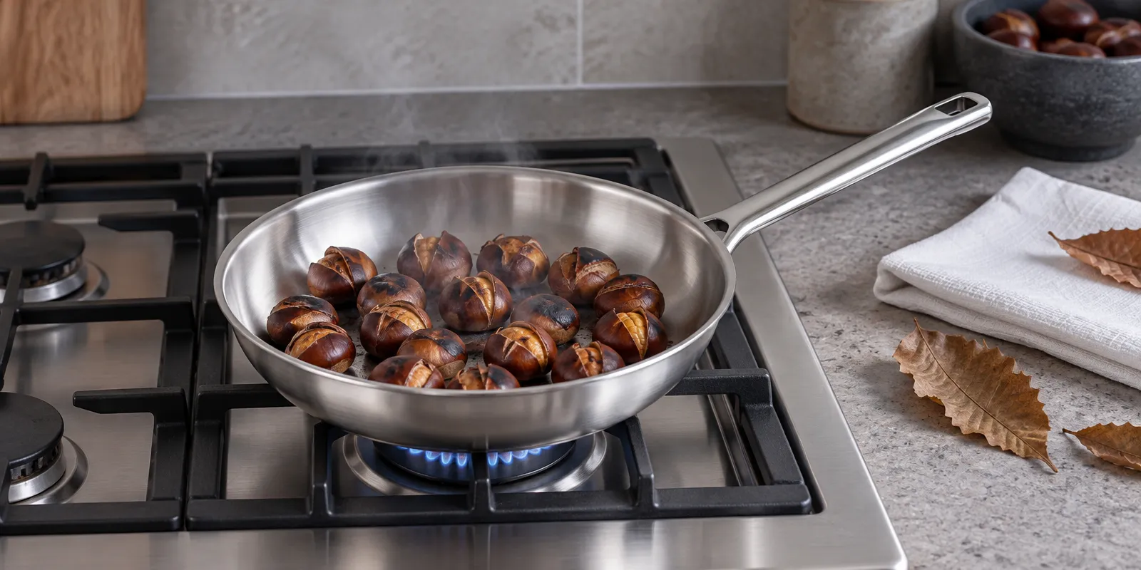 Castañas asándose en una sartén de acero inoxidable sobre el fogón