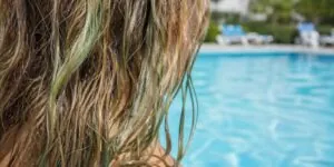 como proteger el pelo del cloro