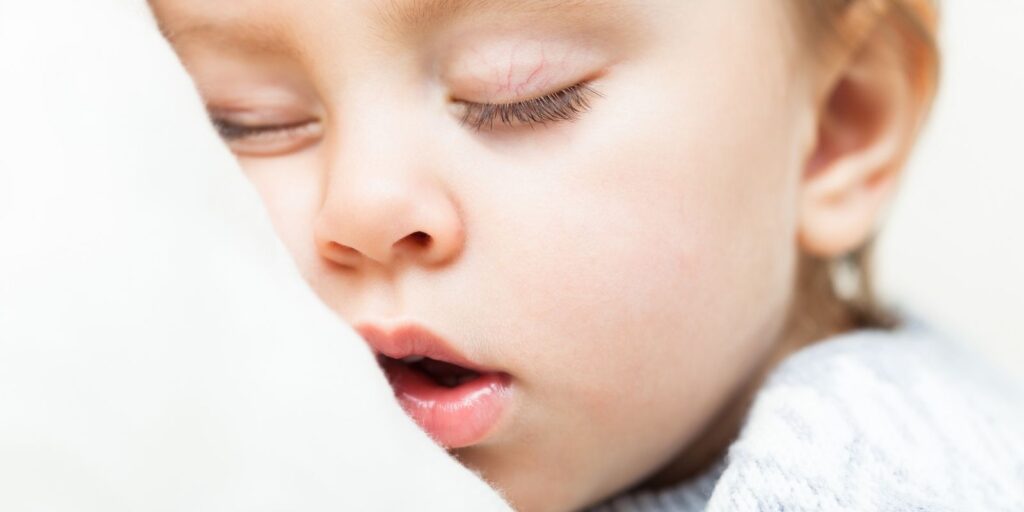 dormir boca cerrada porque me huele el aliento si me lavo los dientes