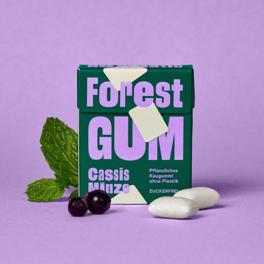 chicle sin plastico de grosella negra y menta forest gum en caja de carton
