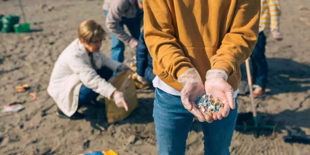 mano con microplásticos