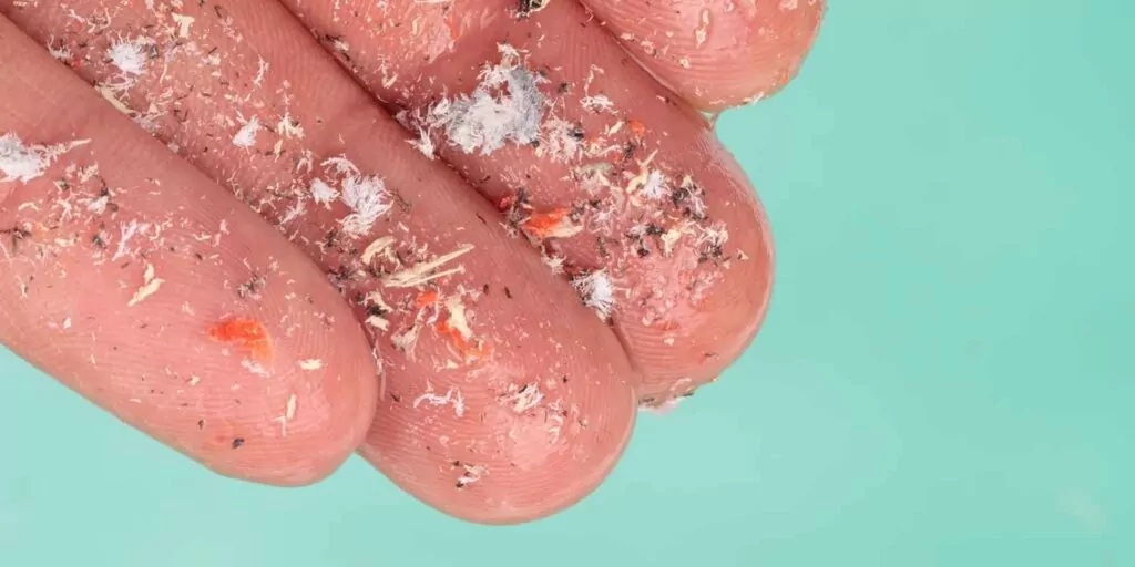 microplásticos en dedos