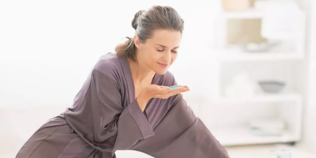 mujer con sales de baño