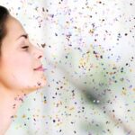 mujer respirando microplásticos