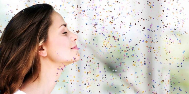 mujer respirando microplásticos