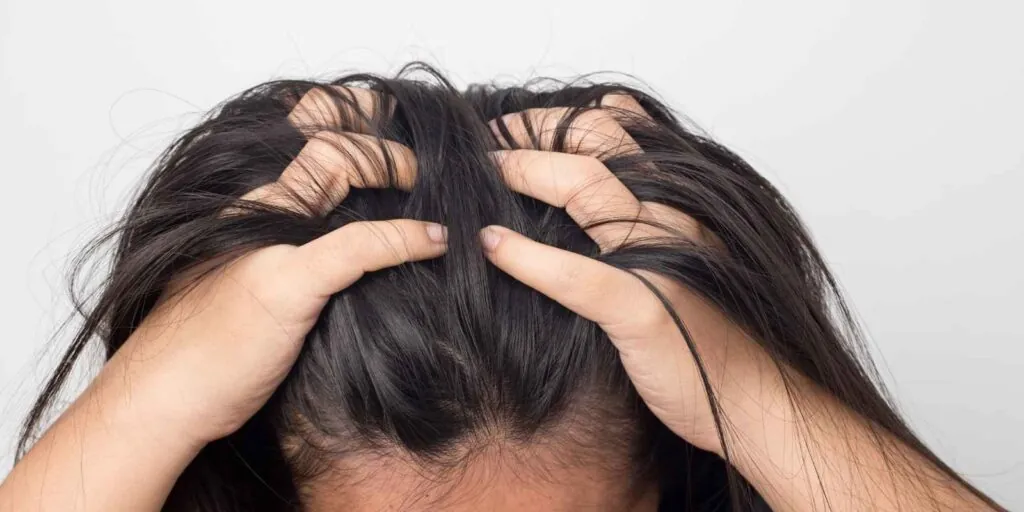 porque me pica la cabeza