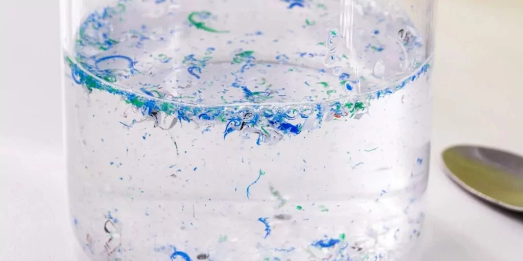 vaso de agua con microplásticos